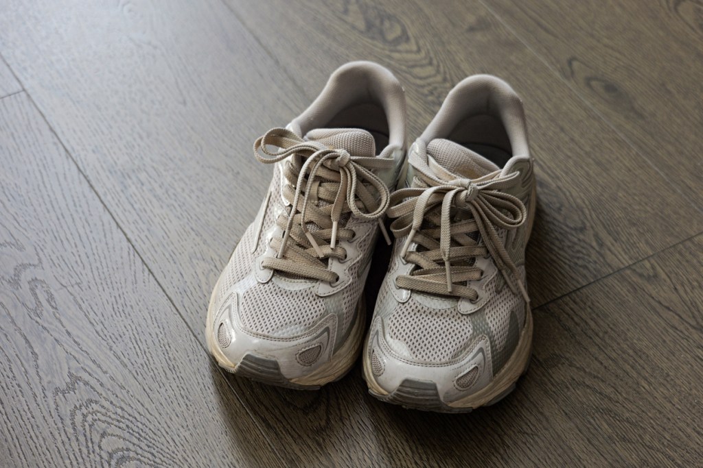 trucos-eliminar-mal-olor-zapatillas-otoño