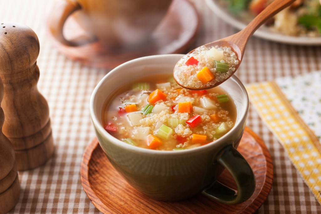 receta-de-quinoa-con-verduras-pollo-postres