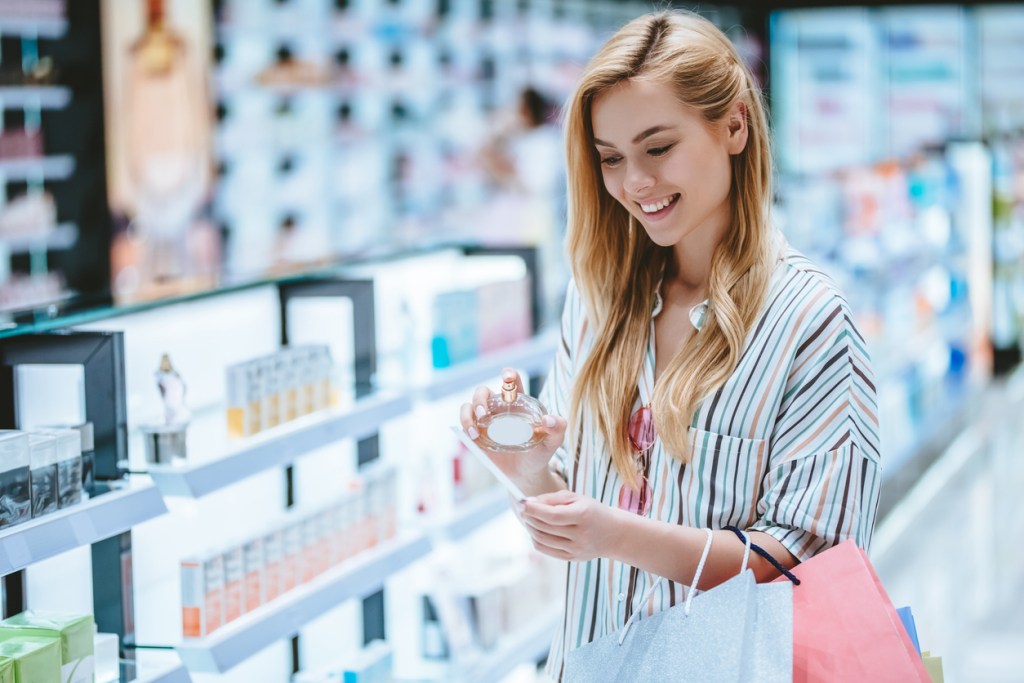 perfume-rebajado-tous-mujer-elegante